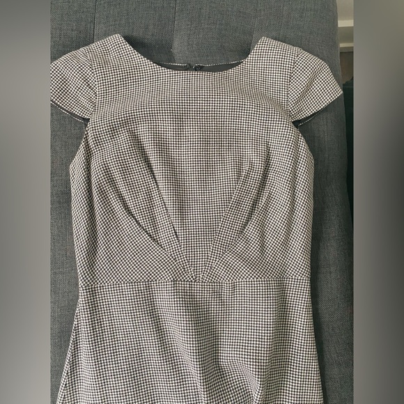 A beautiful linen dress that’s never been worn! Perfect for work or play. - Picture 7 of 7